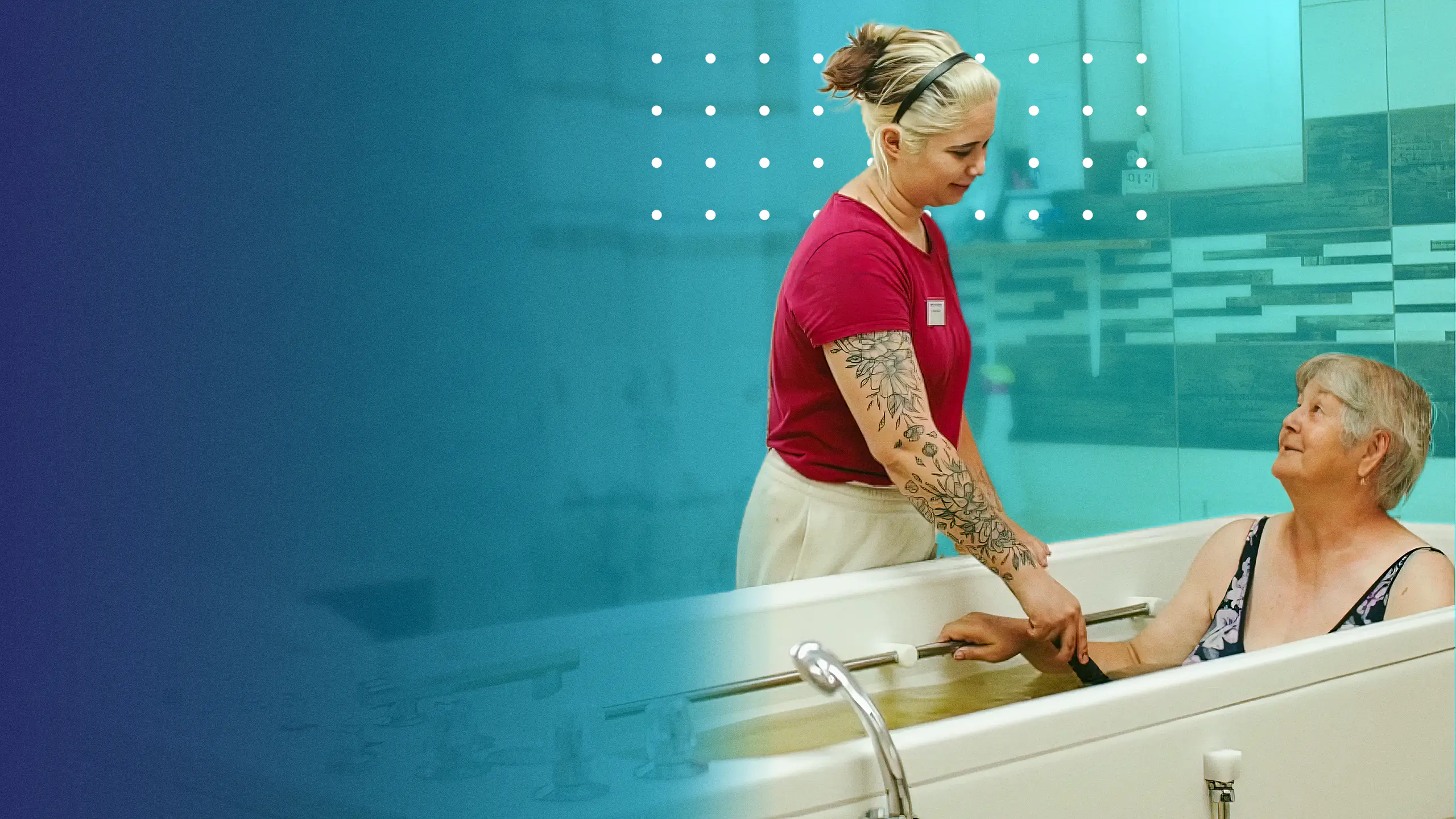 Fürdőgyógyászat, idős nő a gyógykádban, mellette ápoló.