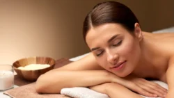 Wellness Mórahalom - Nő masszázs közben csukott szemmel fekszik.